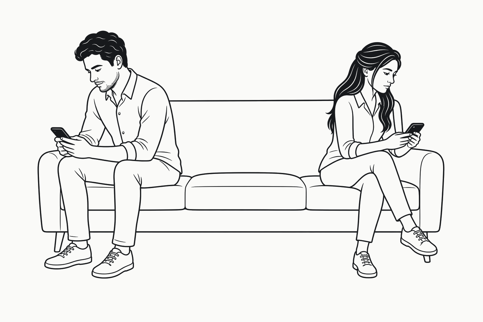 Ein Paar sitzt getrennt auf demselben Sofa und schaut auf Smartphones