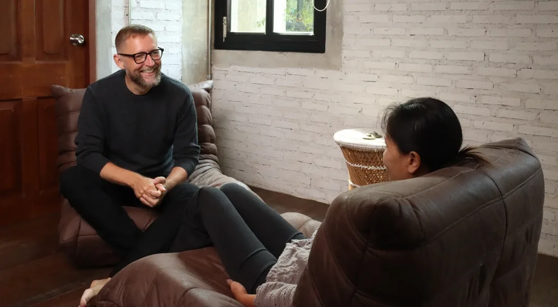 Markus hört einer Frau im persönlichen Gespräch aufmerksam zu.