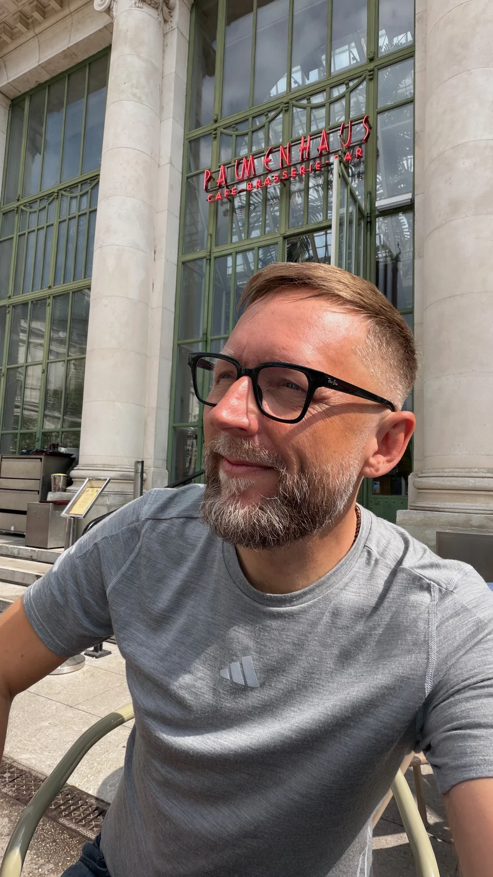 Markus Asano sitzt aufmerksam im Café.