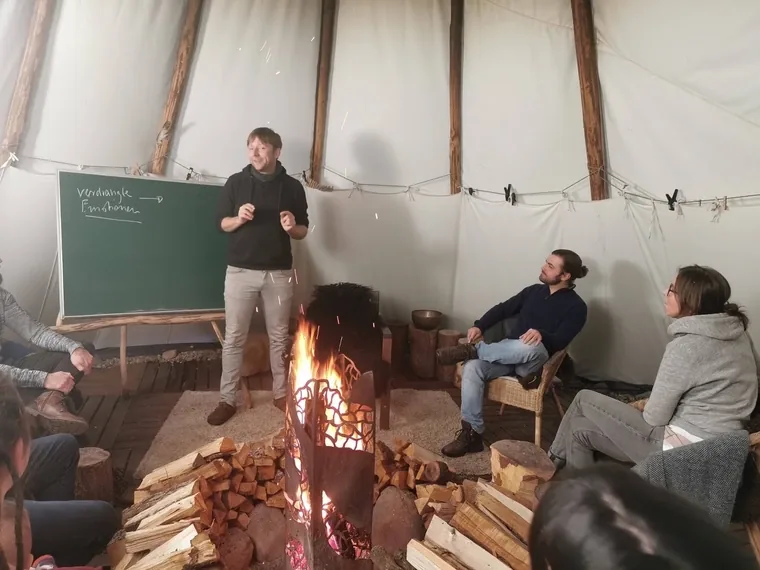 Markus Asano im Tipi im Gespräch mit einer Workshopgruppe.